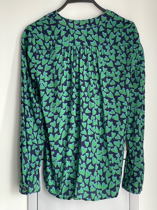 CONVERSATIONS BY ANTHROPOLOGIE - Navy & Green Heart Print Button Front Blouse - Picture 2 of 10
